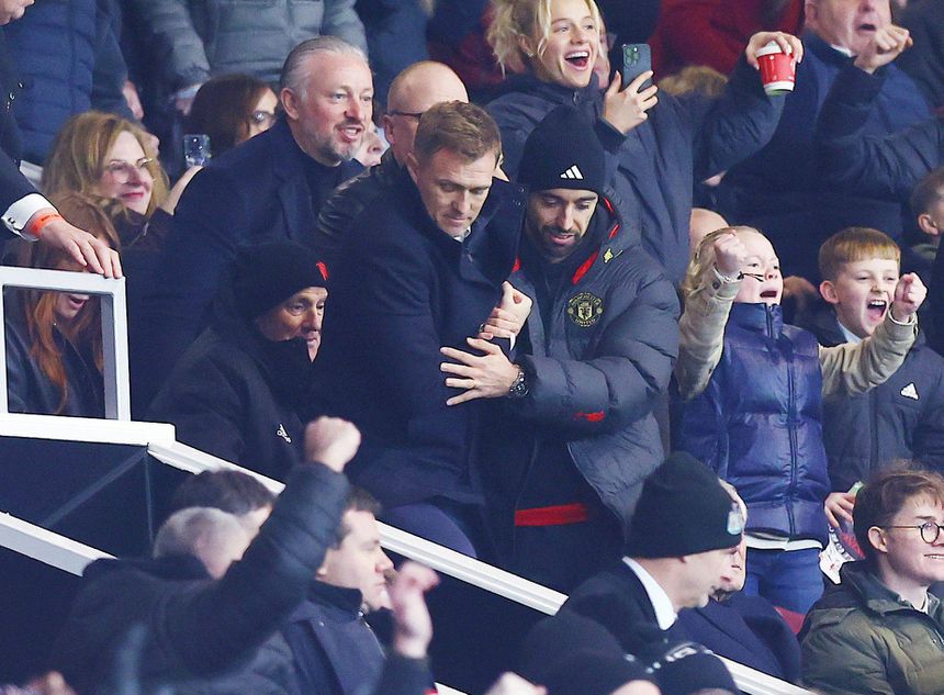 Darren Fletcher com Bruno Fernandes nas bancadas de Old Trafford