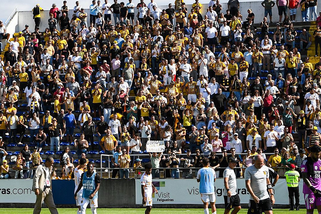 Os adeptos do Lusitânia de Lourosa deslocar-se-ão a Oliveira de Azeméis para o jogo com o Marítimo - Foto: Lusitânia de Lourosa FC