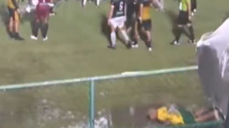 Dérbi de António Oliveira adiado por temporal: até deu para ‘nadar’ em campo (vídeo)