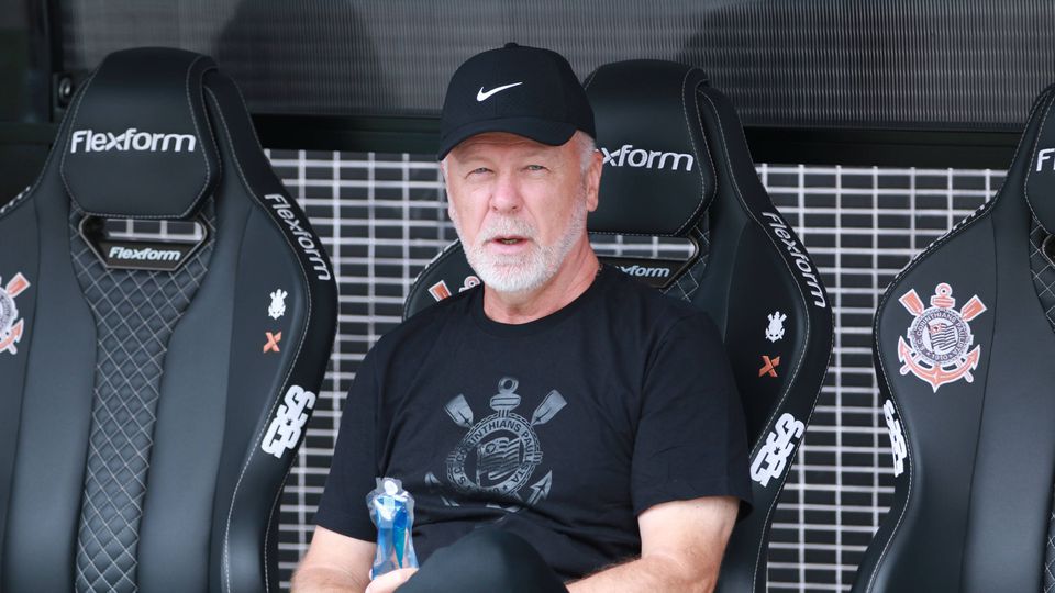 OFICIAL: Corinthians despede treinador após mau início de época