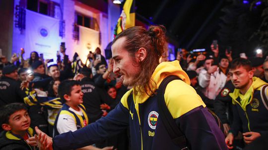 Ex-alvo do FC Porto explica ida para o Fenerbahçe: «Não pensava em mais nada»
