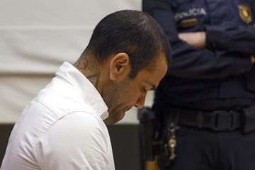 Daniel Alves condenado a 4 anos e 6 meses de prisão por agressão sexual