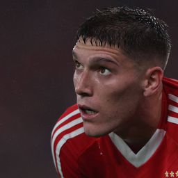 Rollheiser, atacante argentino do Benfica, em pausa durante um jogo