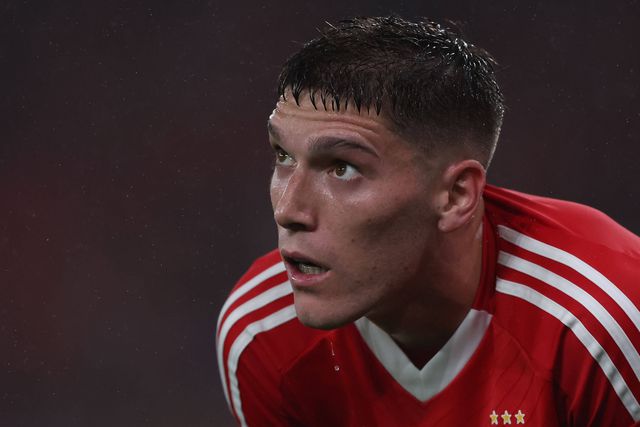 Rollheiser, atacante argentino do Benfica, em pausa durante um jogo