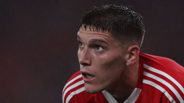 Rollheiser, atacante argentino do Benfica, em pausa durante um jogo