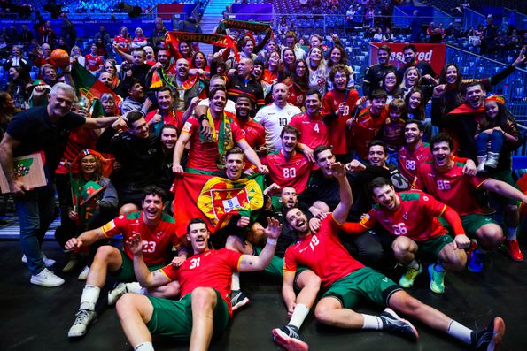 A seleção Nacional de andebol celebra com os adeptos mais um triunfo no Mundial de andebol