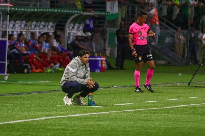 Abel Ferreira, treinador do Palmeiras (que nesta noite de quinta-feira tem mais um clássico, este frente ao Corinthians para o Paulistão), vê, de cócoras, um lance do Verdão frente ao Bragantino, jogo igualmente do Campeonato Paulista