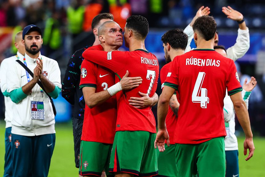 Ronaldo abraça Pepe, emocionado depois de ter feito o último jogo pela Seleção Nacional