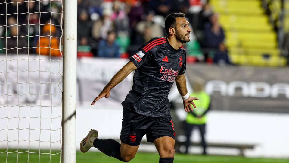 Pavlidis brilhou na vitória do Benfica sobre o Estrela da Amadora