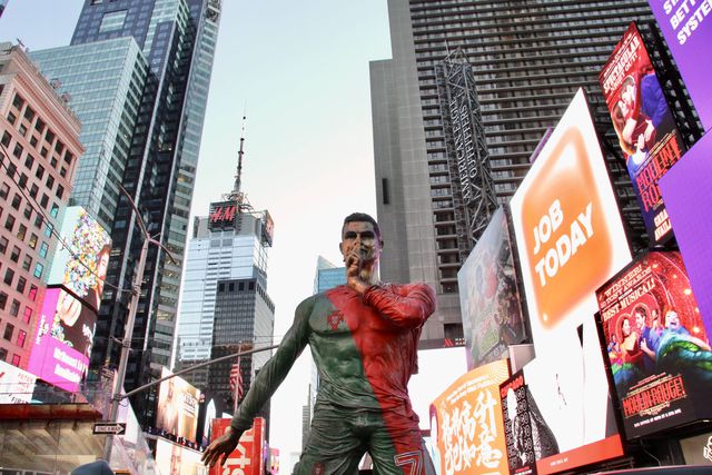 Imagem de uma estátua de Cristiano Ronaldo com as cores da Seleção Nacional, vermelho e verde, na mítica Times Square, em Nova Iorque. O 40.º aniversário de CR7 não passou, naturalmente, despercebido em Terras de Tio Sam