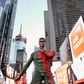Imagem de uma estátua de Cristiano Ronaldo com as cores da Seleção Nacional, vermelho e verde, na mítica Times Square, em Nova Iorque. O 40.º aniversário de CR7 não passou, naturalmente, despercebido em Terras de Tio Sam