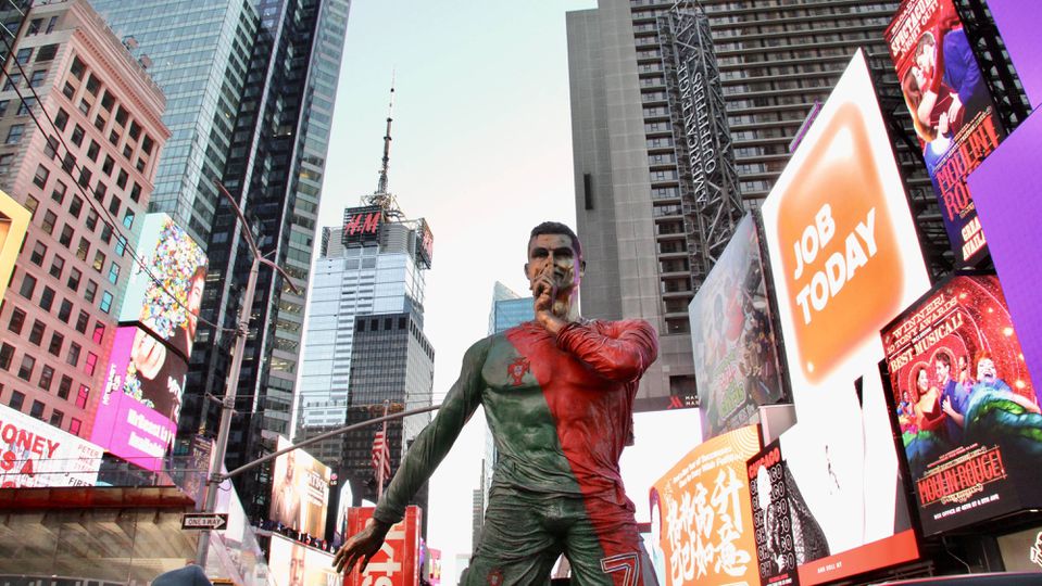 Imagem de uma estátua de Cristiano Ronaldo com as cores da Seleção Nacional, vermelho e verde, na mítica Times Square, em Nova Iorque. O 40.º aniversário de CR7 não passou, naturalmente, despercebido em Terras de Tio Sam
