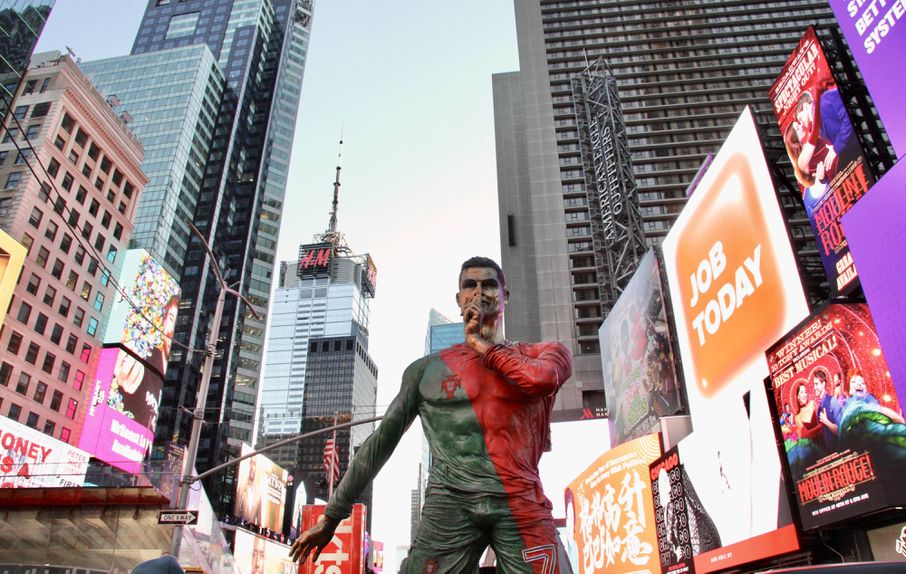 Imagem de uma estátua de Cristiano Ronaldo com as cores da Seleção Nacional, vermelho e verde, na mítica Times Square, em Nova Iorque. O 40.º aniversário de CR7 não passou, naturalmente, despercebido em Terras de Tio Sam