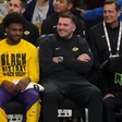 Luka Doncic sorri no banco dos Lakers, ao lado de Bronny James