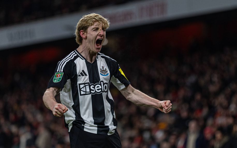 Anthony Gordon corre para celebrar golo marcado ao Arsenal