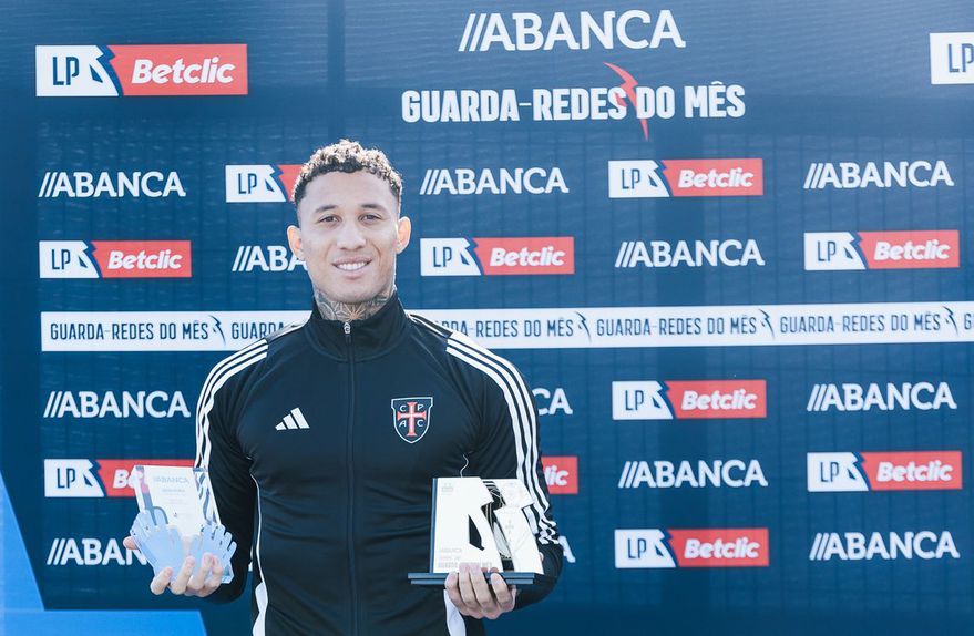 Patrick Sequeira recebeu o prémio de melhor guarda-redes do mês (Liga)
