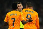 Vinícius Júnior e Mbappé conversam com o árbitro