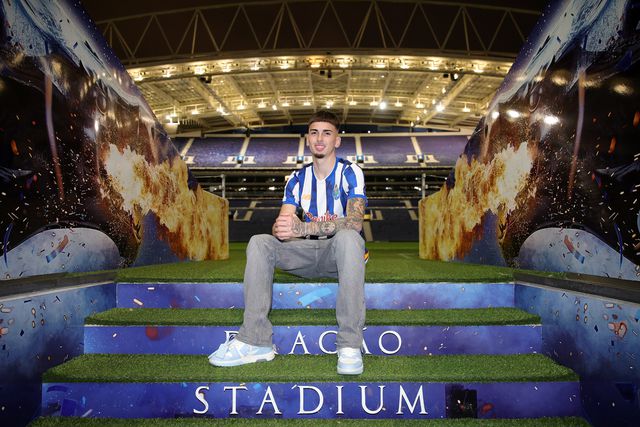 Jovem craque Leonardo Fajardo assina contrato profissional