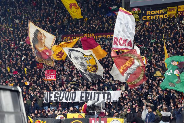 Adeptos da Roma enchem bancadas do Estádio Olímpicos com inúmeras bandeiras