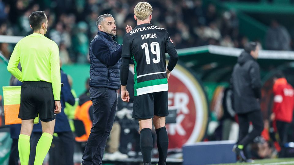 Rui Borges com Harder durante o Sporting-Benfica, da Liga Portugal Betclic, a 29 de dezembro de 2024 (IMAGO)