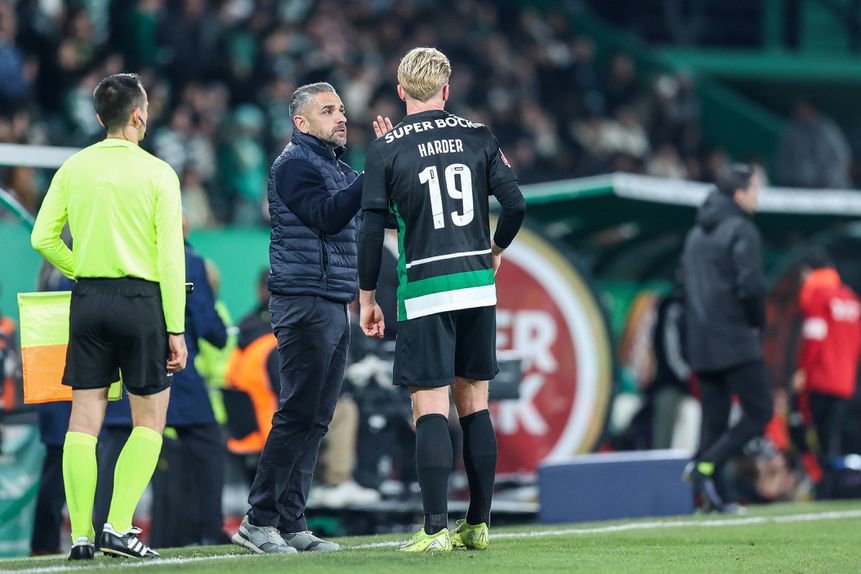 Rui Borges com Harder durante o Sporting-Benfica, da Liga Portugal Betclic, a 29 de dezembro de 2024 (IMAGO)