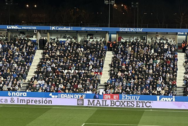 Discussão acessa entre Vinícius e Modric, com ambos gesticulando e trocando fortes palavras