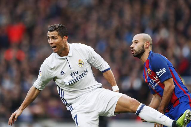 Cristiano Ronaldo e Javier Mascherano enfrentando-se num Real Madrid-Barcelona em 2016