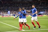 Umtiti a festejar com Griezmann e Giroud ao serviço da seleção francesa