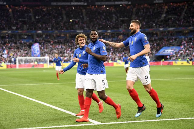 Umtiti a festejar com Griezmann e Giroud ao serviço da seleção francesa