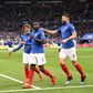Umtiti a festejar com Griezmann e Giroud ao serviço da seleção francesa
