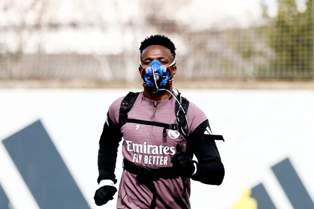 Vinícius Jr. treina-se com máscara (Foto: Real Madrid/X)