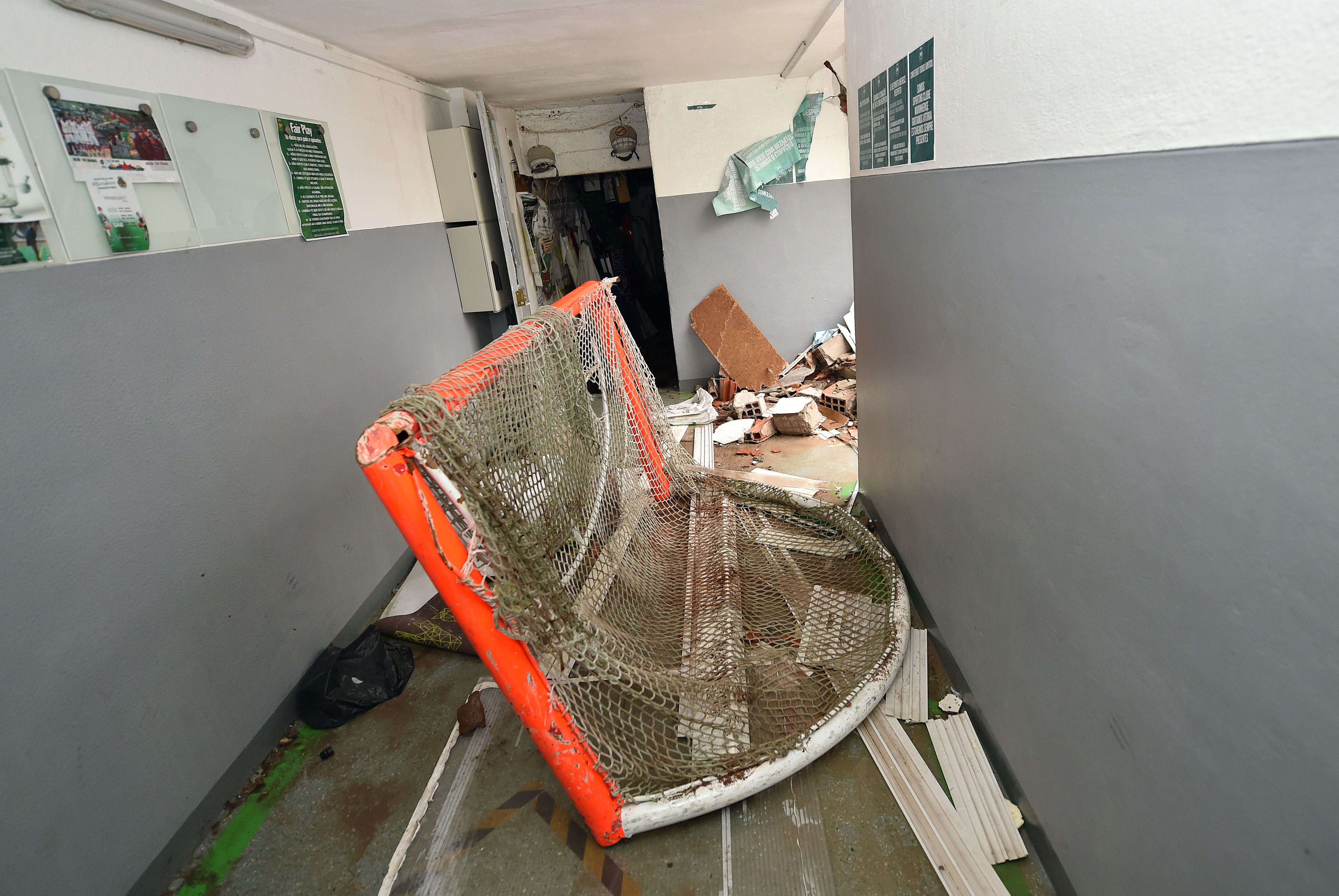 A destruição provocada pela depressão Kristin no pavilhão da Embra, na Marinha Grande - Foto: Miguel Nunes