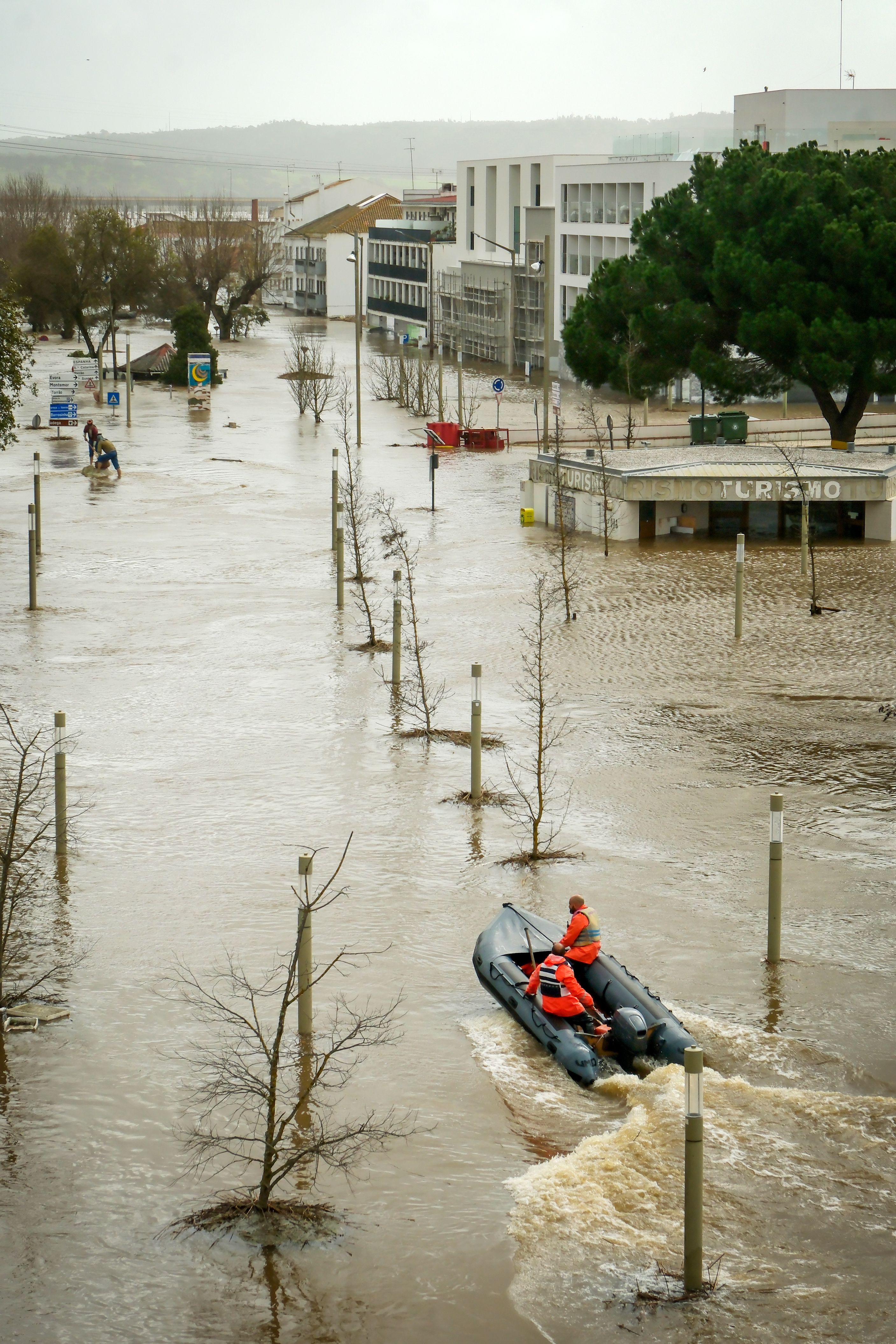 Alcácer do Sal ficou debaixo de água devido às cheias provocadas pela subida do caudal do rio Sado - Foto: Rui Minderico/LUSA