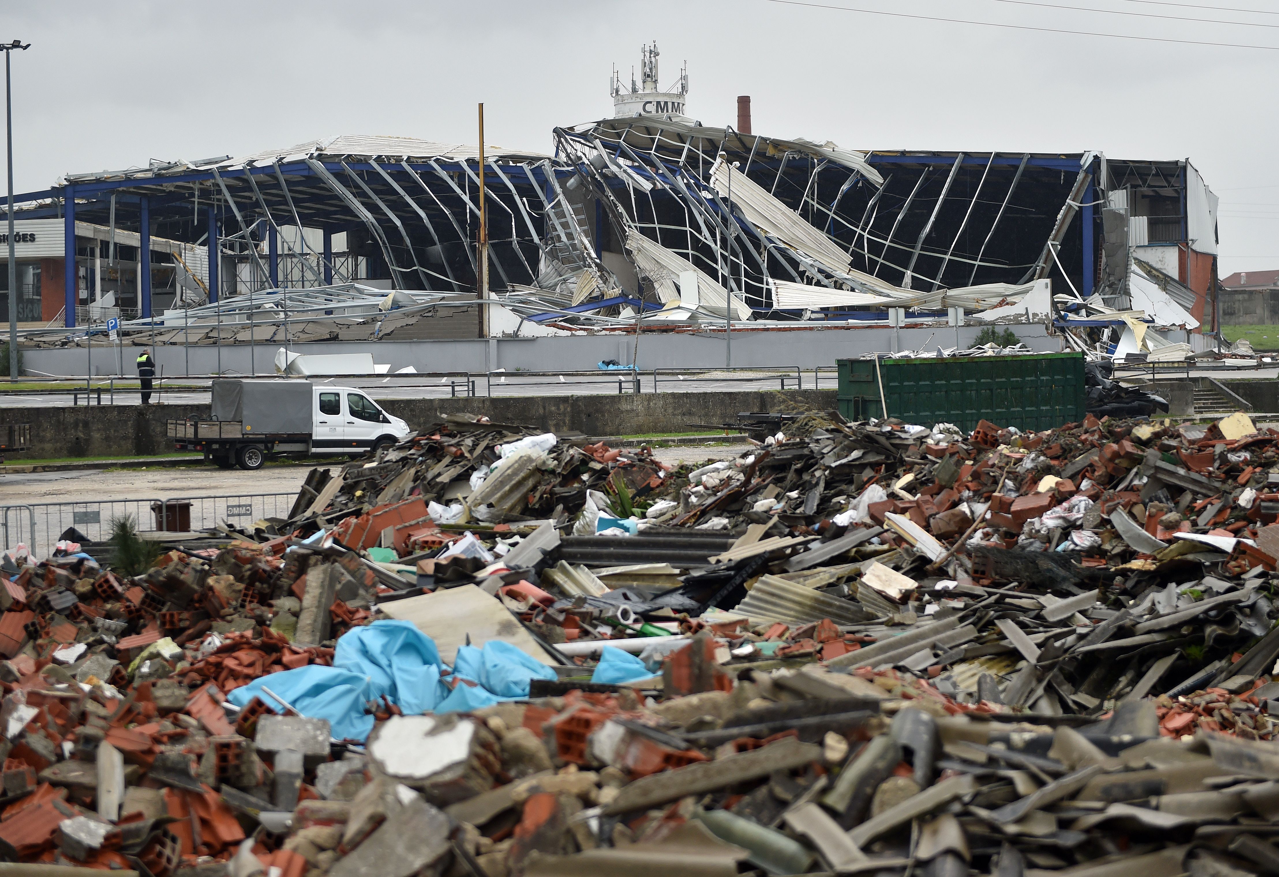 A destruição provocada pela depressão Kristin no Parque de Esposições da Marinha Grande, que era a casa do MG Volei - Foto: Miguel Nunes