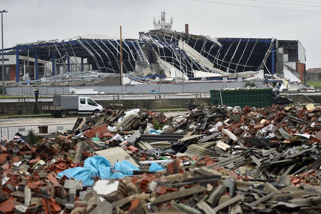 A destruição provocada pela depressão Kristin no Parque de Esposições da Marinha Grande, que era a casa do MG Volei - Foto: Miguel Nunes