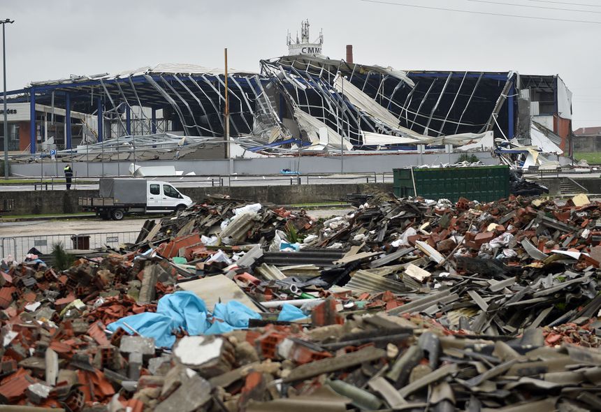 A destruição provocada pela depressão Kristin no Parque de Esposições da Marinha Grande, que era a casa do MG Volei - Foto: Miguel Nunes