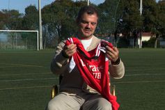 Bruno Cristiano mostra camisola oferecida por Gonçalo Moreira