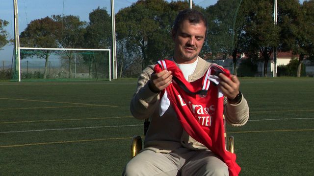 Bruno Cristiano mostra camisola oferecida por Gonçalo Moreira