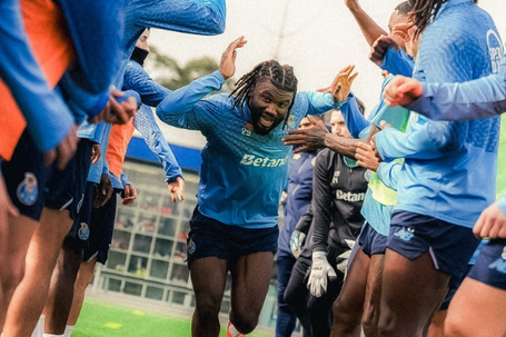 Terem Moffi não escapou ao habitual túnel da praxe - Foto: FC PORTO