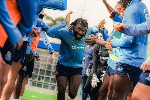 Terem Moffi não escapou ao habitual túnel da praxe - Foto: FC PORTO