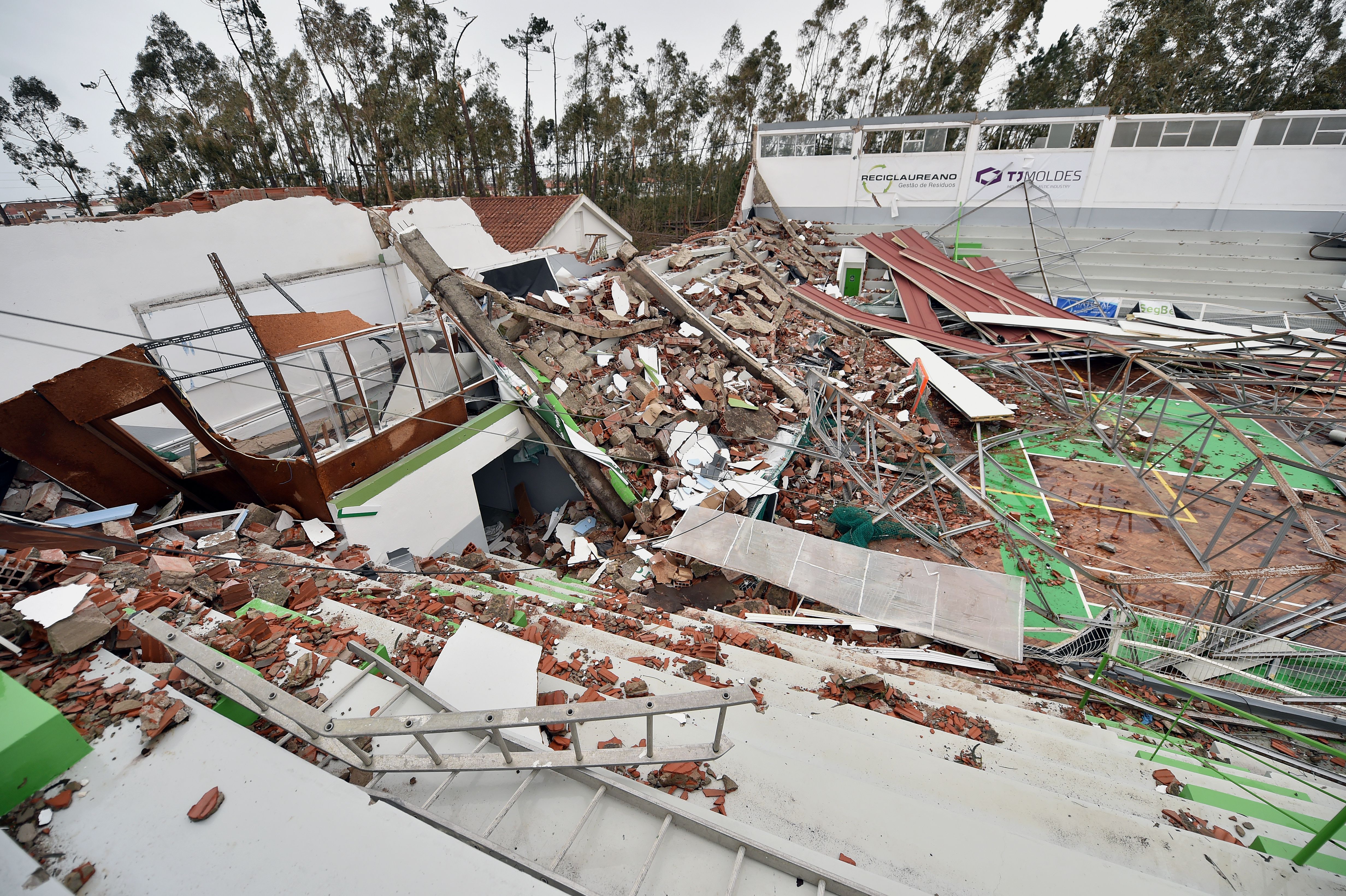 A destruição provocada pela depressão Kristin no pavilhão da Embra, na Marinha Grande - Foto: Miguel Nunes
