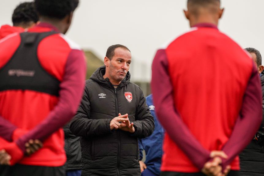 Petit no primeiro treino que orientou no Santa Clara. -Foto: SANTA CLARA