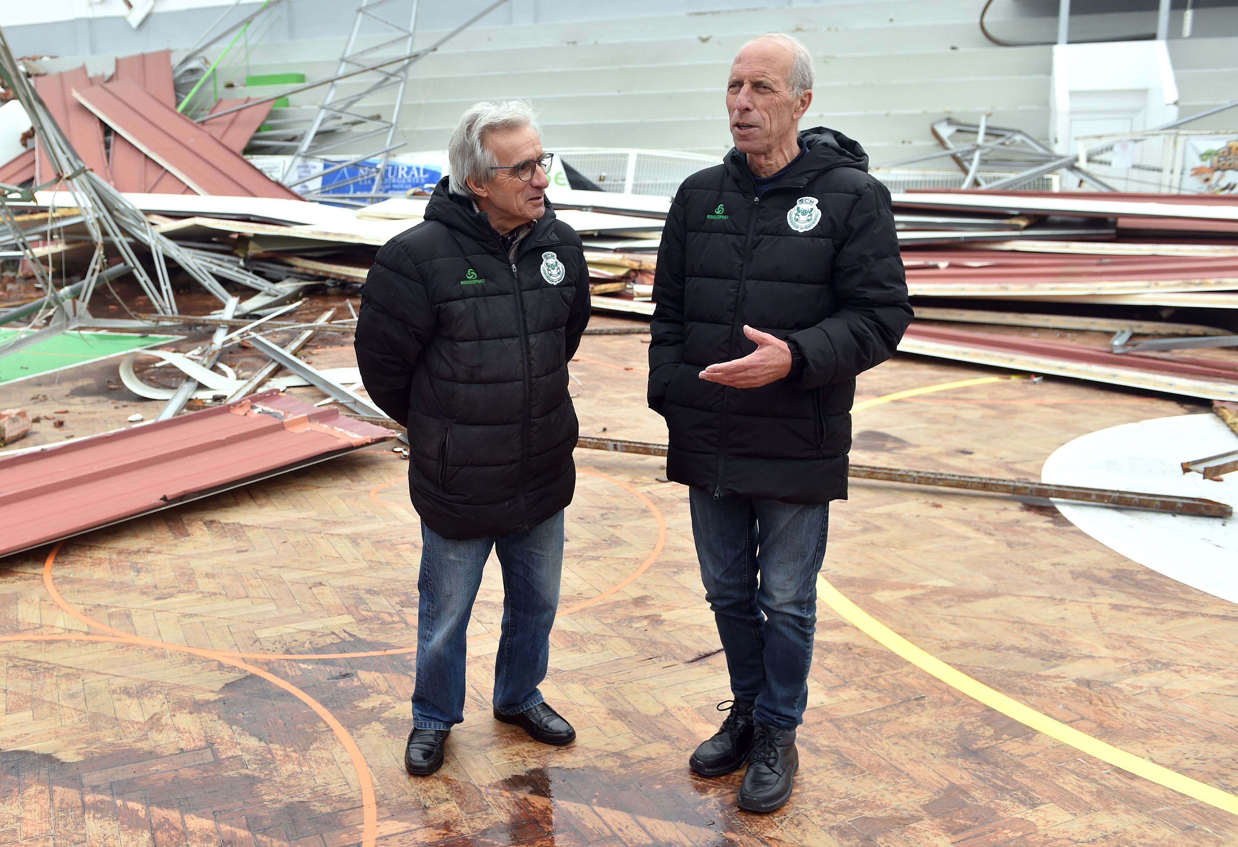 João Frade e Alberto Maia nos destroços do pavilhão da Embra, na Marinha Grande - Foto: Miguel Nunes