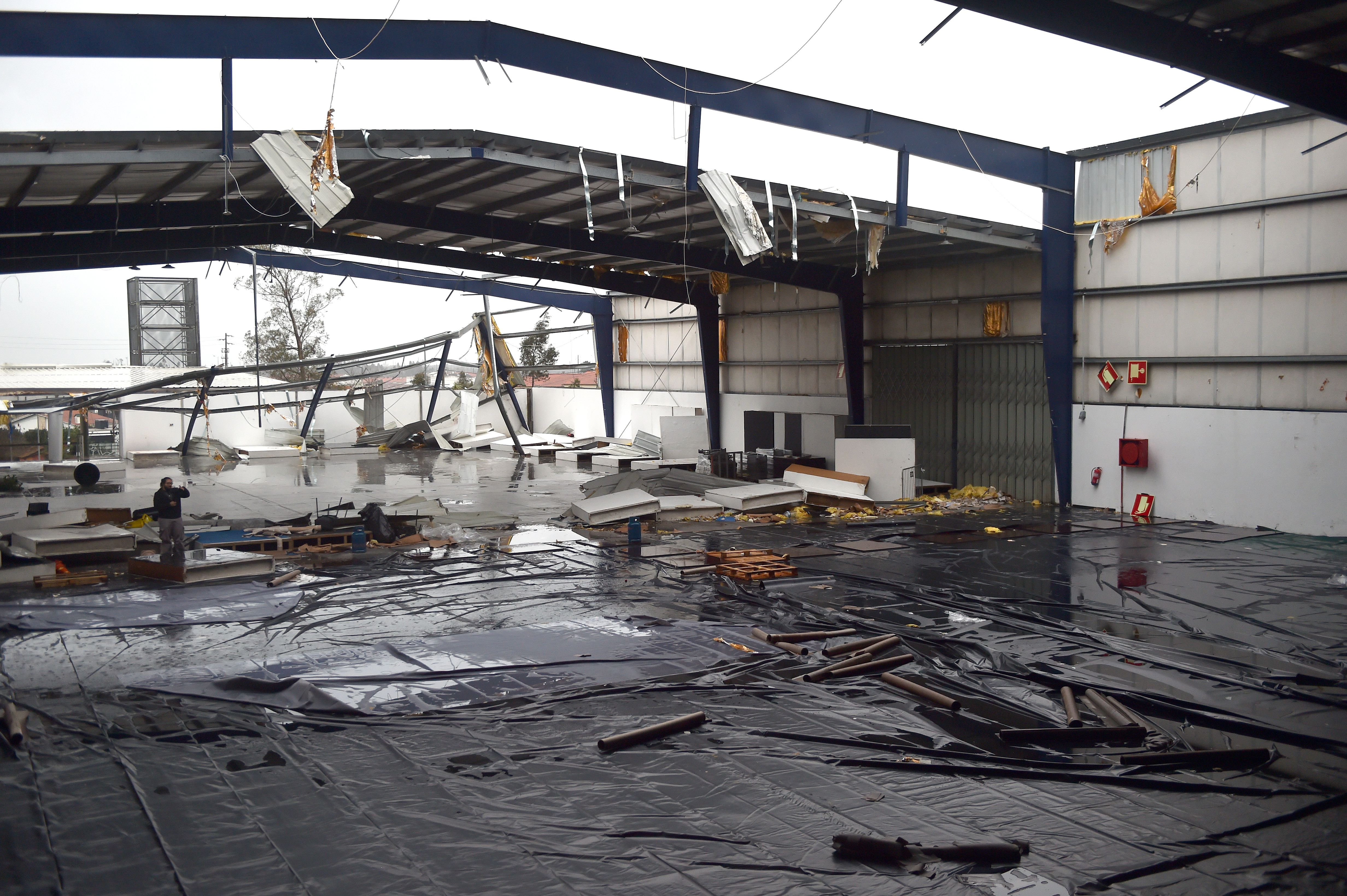 A destruição provocada pela depressão Kristin no Parque de Esposições da Marinha Grande, que era a casa do MG Volei - Foto: Miguel Nunes