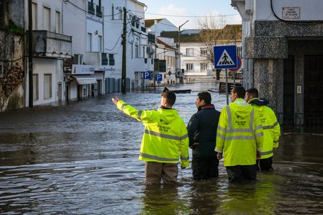 A cidade de Alcácer do Sal ficou coberta de água devido às cheias provocadas pelo o rio Sado - Foto: Rui Minderico/LUSA