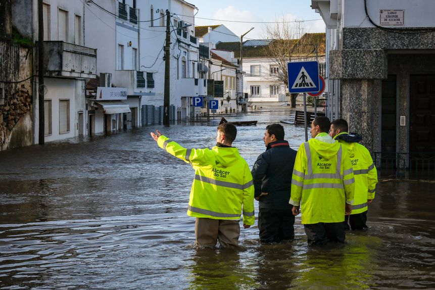 A cidade de Alcácer do Sal ficou coberta de água devido às cheias provocadas pelo o rio Sado - Foto: Rui Minderico/LUSA