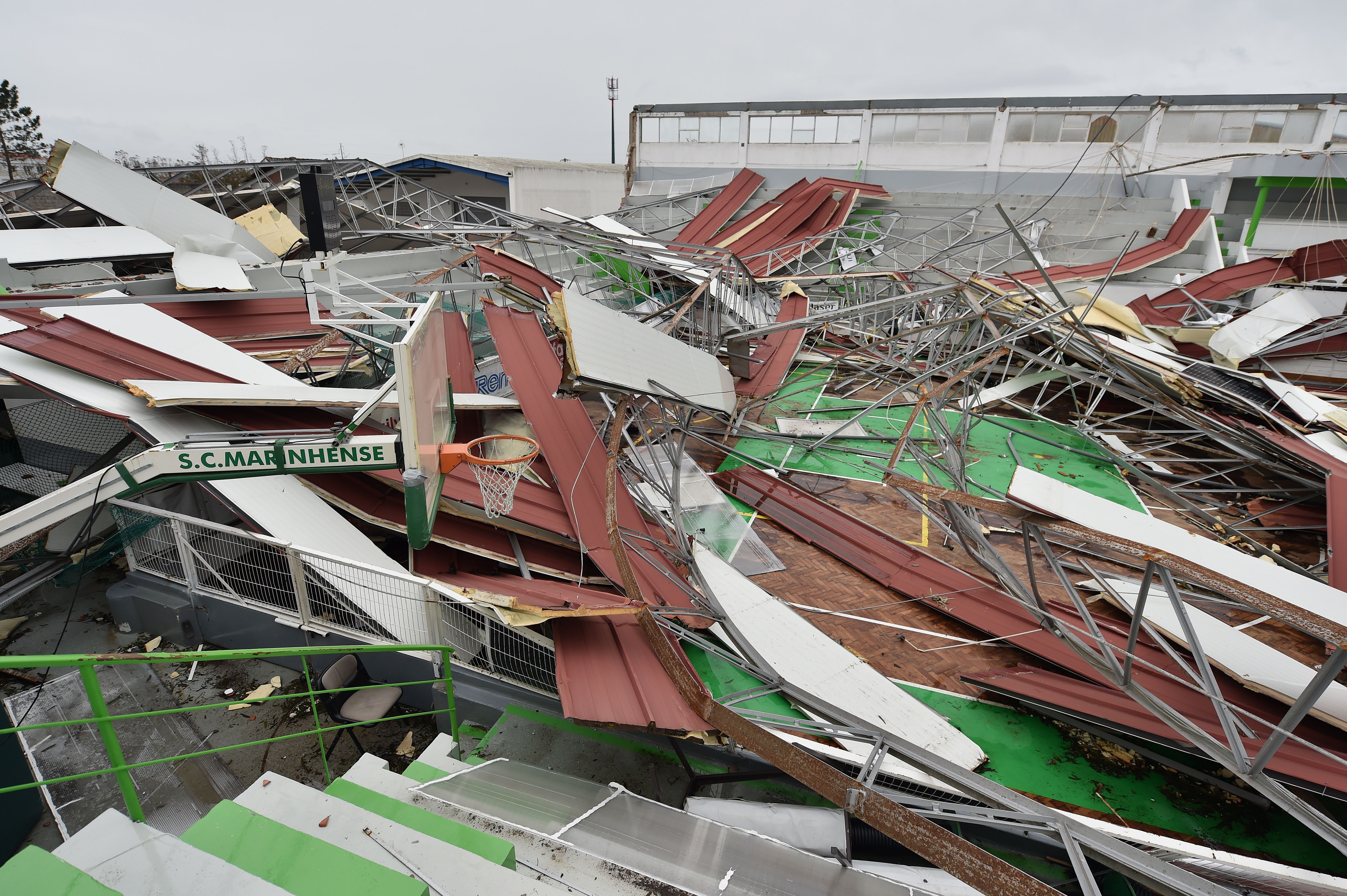 A destruição provocada pela depressão Kristin no pavilhão da Embra, na Marinha Grande - Foto: Miguel Nunes
