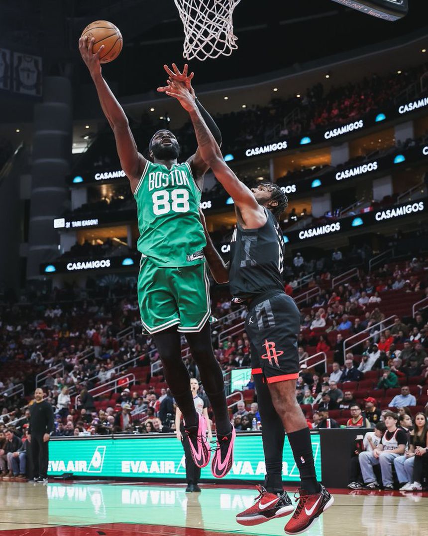 Neemias Queta em ação contra os Houston Rockets - Foto X/Boston Celtics