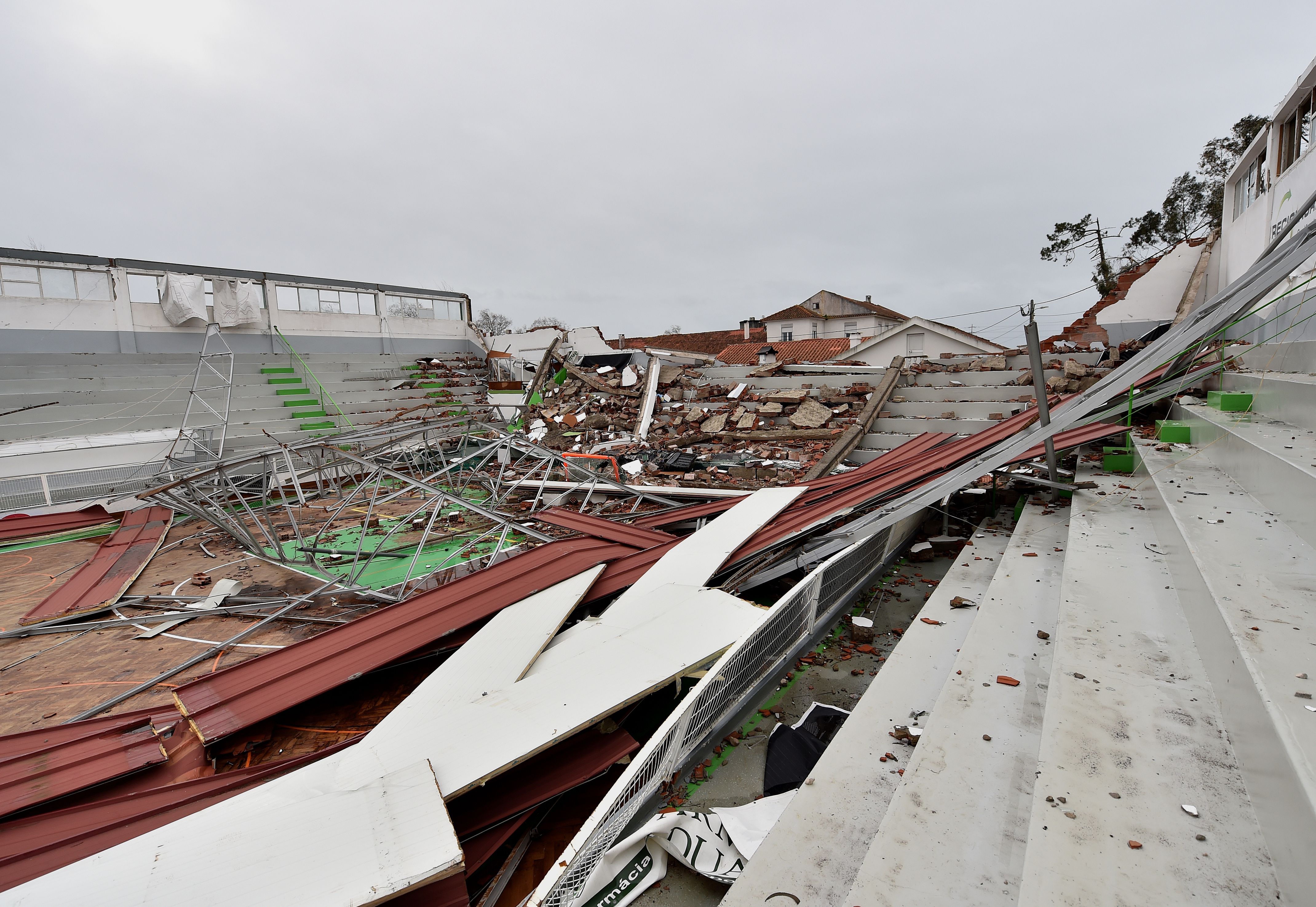 A destruição provocada pela depressão Kristin no pavilhão da Embra, na Marinha Grande - Foto: Miguel Nunes