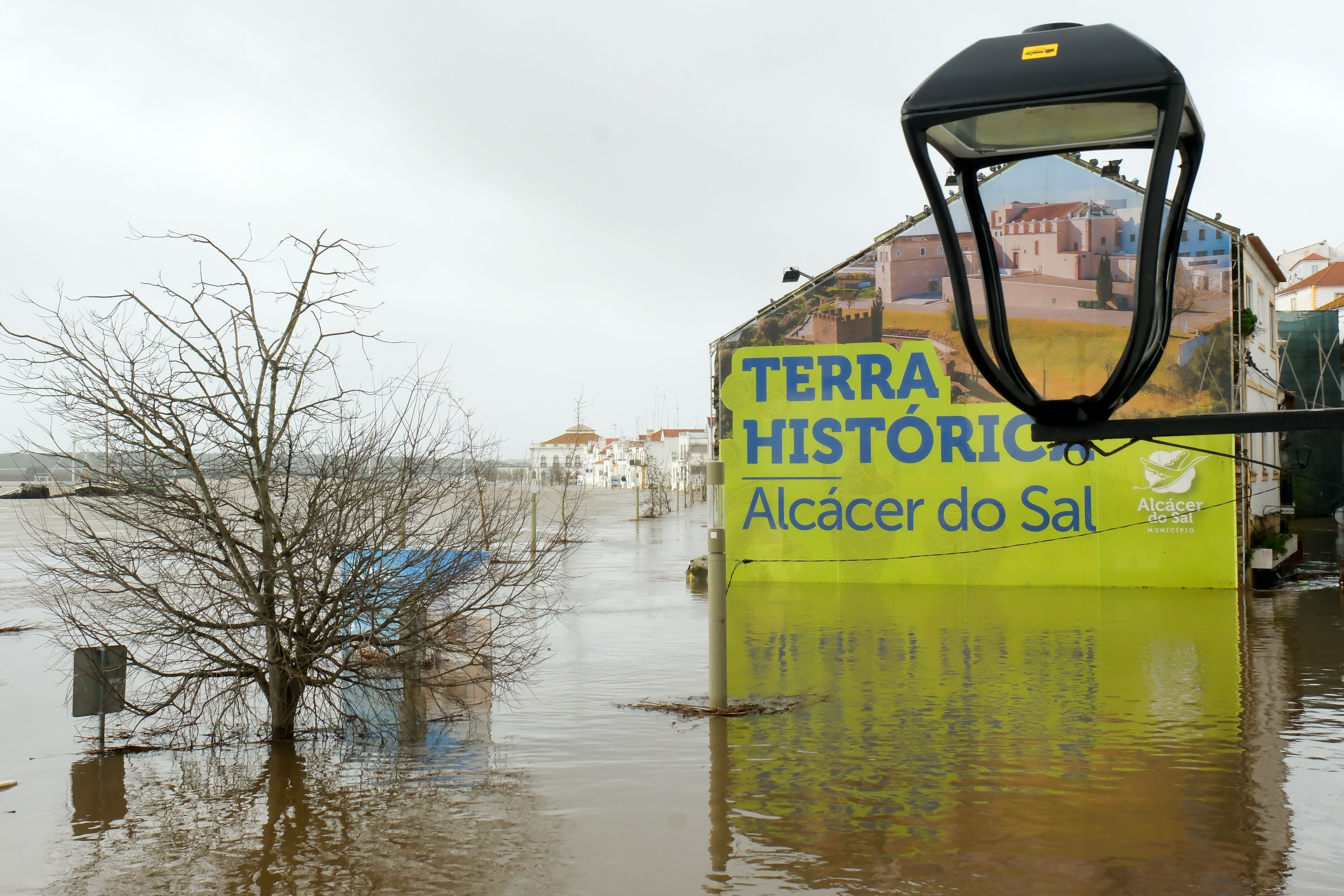 Alcácer do Sal ficou debaixo de água devido às cheias provocadas pela subida do caudal do rio Sado - Foto: Rui Minderico/LUSA